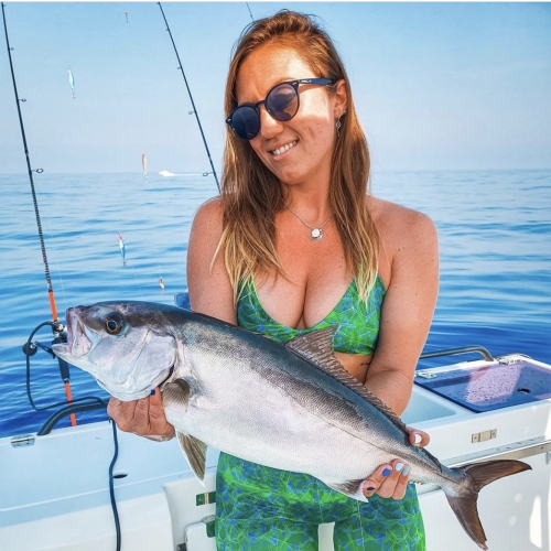 chica con captura de pesca