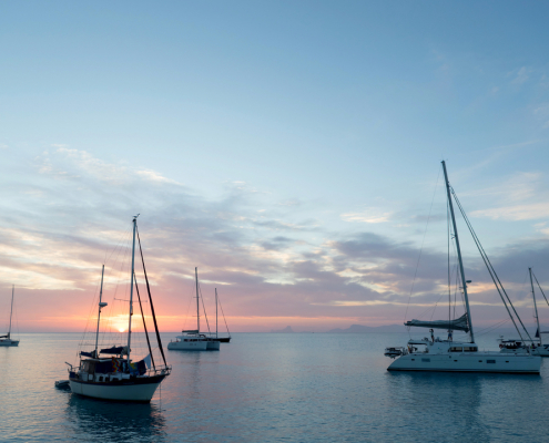 barcos fondeados en ibiza