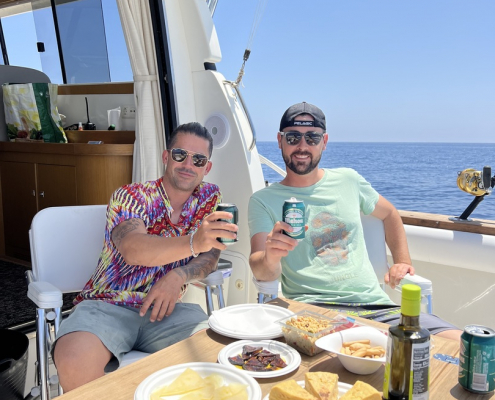 comiendo a bordo del barco a baleares