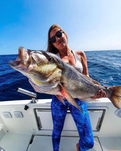 pescadora con su captura en denia